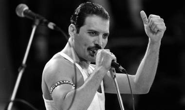Un dia como hoy de 1991 Freddie Mercury ,el líder de Queen murió y conmovió al mundo