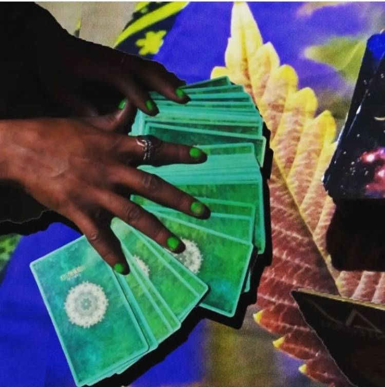 UMA BELA CONEXÃO: TAROT Y CANNABIS.