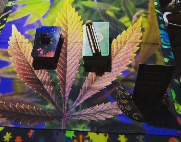UMA BELA CONEXÃO: TAROT Y CANNABIS.